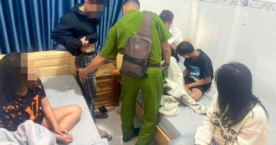 Quen biết qua mạng xã hội, hai bé gái bị xâm hại tại nhà nghỉ