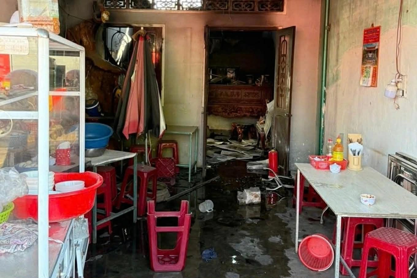 Hiện trường vụ cháy khiến chị em ruột 5 tuổi và 7 tuổi tử vong, bố mẹ đi làm xa, ở cùng bà nội - Ảnh 4.