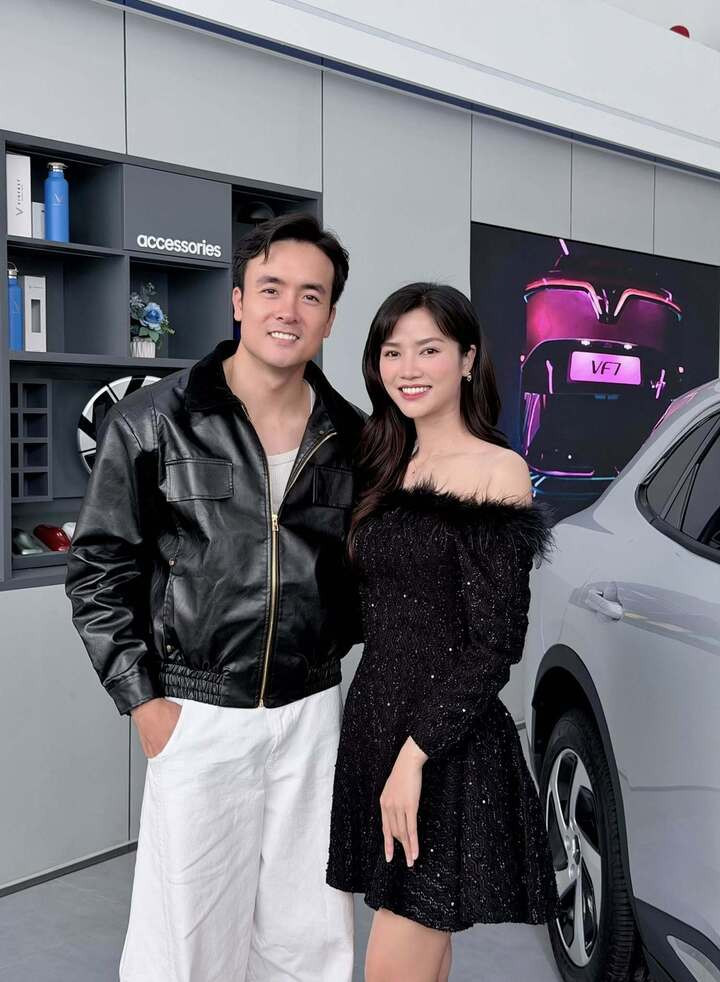 Cô kết hôn với diễn viên Anh Tuấn. Cả hai cùng góp mặt trong