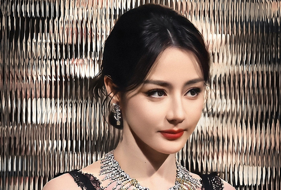 Đẳng cấp 'Đệ nhất mỹ nhân': Địch Lệ Nhiệt Ba vừa xuất hiện đã chiếm trọn No.1 Hot Search