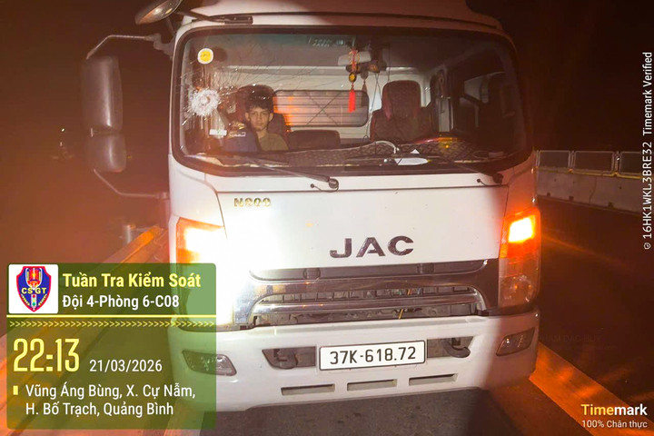 Một trong số các phương tiện bị vỡ, thủng kính do bị ném đá khi di chuyển trên tuyến cao tốc qua Quảng Trị. (Ảnh: Cục Cảnh sát giao thông)