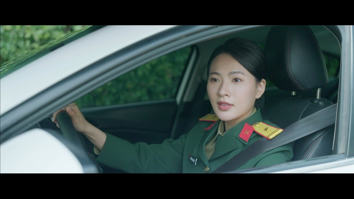 Điều ít biết về nữ diễn viên đóng vai Thiếu tá xinh đẹp là con gái của Thượng tướng đang gây sốt trên 'Không giới hạn' - Ảnh 2.