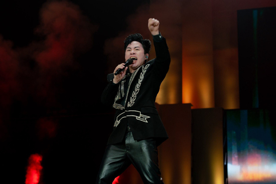 Một bản nhạc Việt gây sốt 4 lần, đẩy Tùng Dương vào tranh cãi