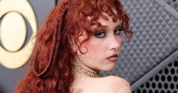 Nữ ca sĩ hở bạo bất ngờ bị cấm diễn