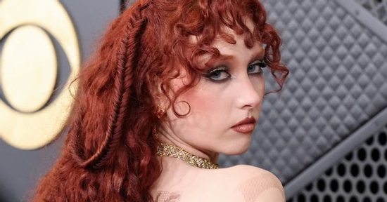 Nữ ca sĩ hở bạo bất ngờ bị cấm diễn