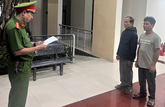 Tạm giữ hình sự 2 người đàn ông nhiều lần xâm hại cháu bé 13 tuổi