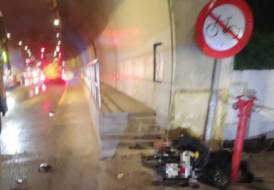 Tông vào lan can cửa hầm đường bộ trên quốc lộ ở Huế, 2 người đi xe máy tử nạn