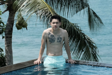 Đình Bắc khoe body 6 múi, đi đá bóng mà trắng phát sáng