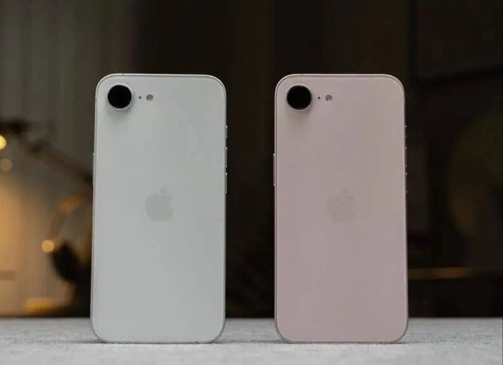 iPhone 17e (phải) không có sự thay đổi nào trong thiết kế so với iPhone 16e (trái), ngoại trừ thêm tùy chọn màu hồng. (Ảnh: 36kr)