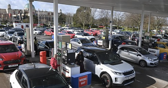 Giá nhiên liệu tăng sốc, tài xế đi trộm xăng, nhân viên trạm bị đe dọa