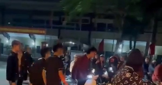 Hai nhóm thanh niên 