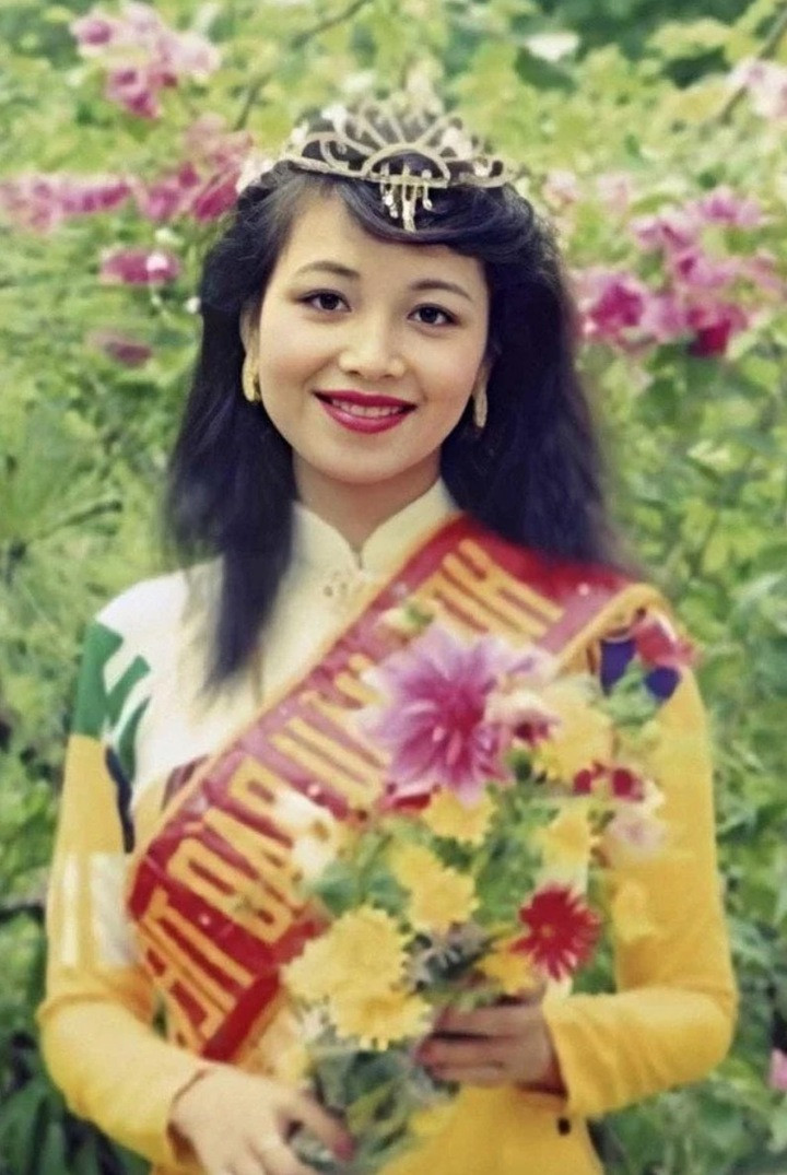 Diệu Hoa đăng quang Hoa hậu Việt Nam 1990.