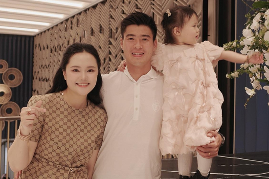 Quỳnh Anh lên đồ xinh đẹp cùng Duy Mạnh đi ăn cưới Đức Huy: Netizen khen nức nở, thế này ai còn chê mặc xấu