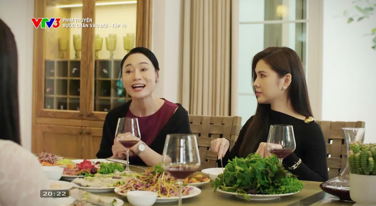 Trở lại sau 5 năm vắng bóng, nữ MC xinh đẹp biến phim trường thành sàn diễn thời trang - Ảnh 5.