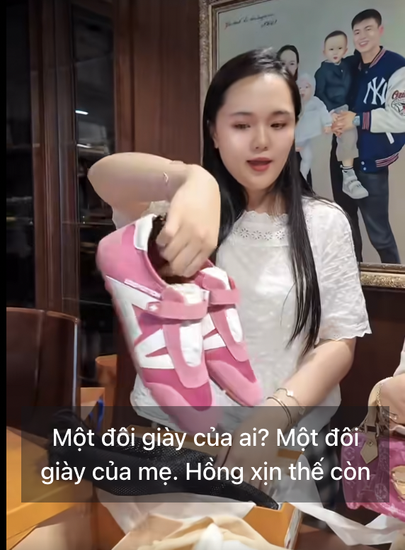 Vợ Đỗ Duy Mạnh khoe bộ sưu tập Louis Vuitton hồng rực giá 8 . 000 USD - Ảnh 11.