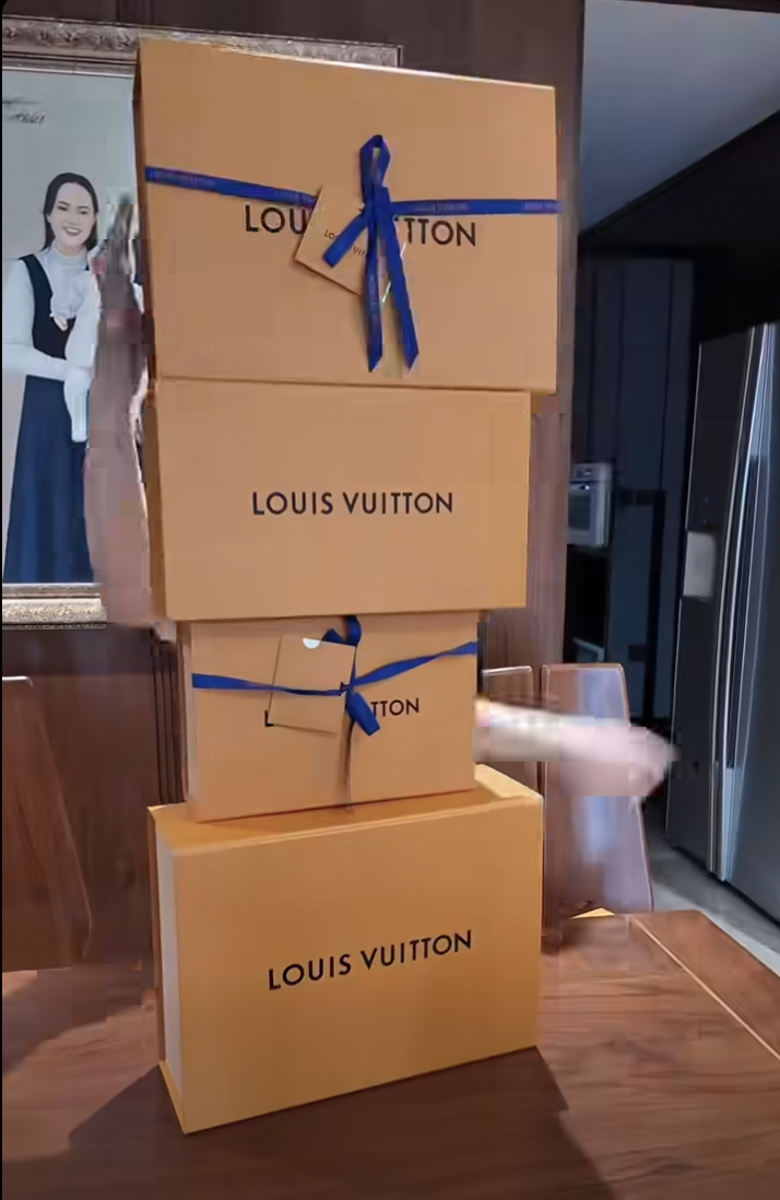Vợ Đỗ Duy Mạnh khoe bộ sưu tập Louis Vuitton hồng rực giá 8 . 000 USD - Ảnh 3.