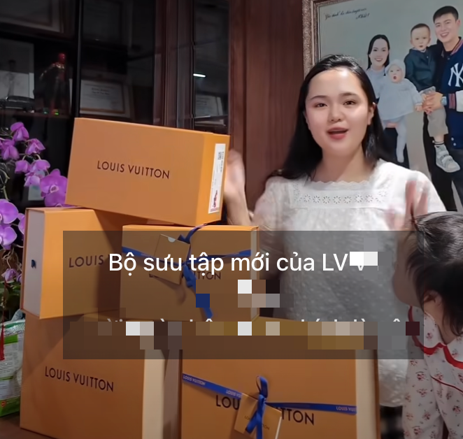 Vợ Đỗ Duy Mạnh khoe bộ sưu tập Louis Vuitton hồng rực giá 8 . 000 USD - Ảnh 2.