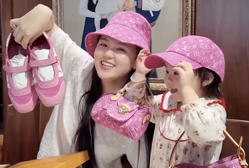 Vợ và con gái cầu thủ Đỗ Duy Mạnh gây chú ý khi 'đập hộp' 5 thiết kế hồng rực của Louis Vuitton