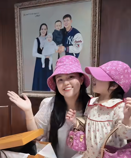 Vợ Đỗ Duy Mạnh khoe bộ sưu tập Louis Vuitton hồng rực giá 8 . 000 USD - Ảnh 13.