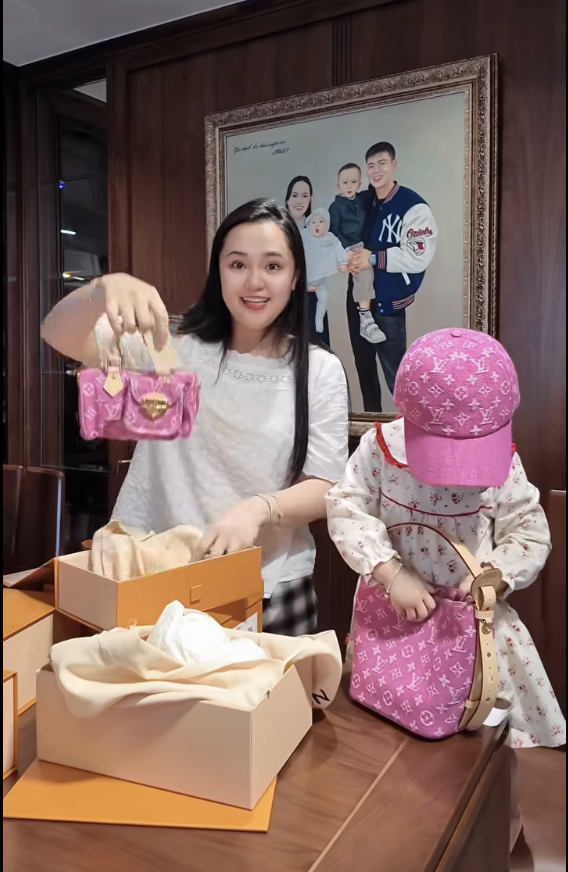 Vợ Đỗ Duy Mạnh khoe bộ sưu tập Louis Vuitton hồng rực giá 8 . 000 USD - Ảnh 9.