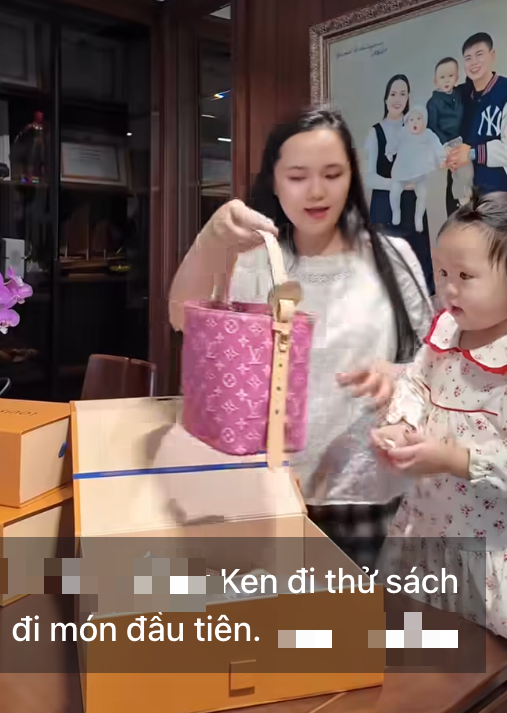 Vợ Đỗ Duy Mạnh khoe bộ sưu tập Louis Vuitton hồng rực giá 8 . 000 USD - Ảnh 5.