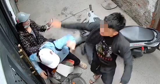 Xác minh clip nam thanh niên chặn đánh 2 người phụ nữ trong ngõ nhỏ ở Hà Nội