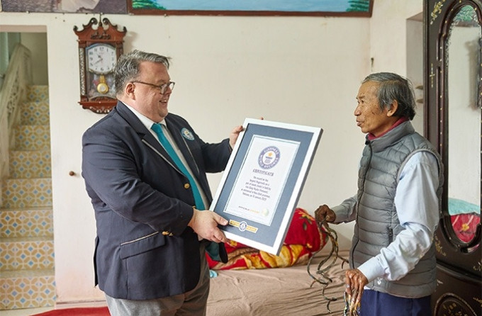 Người đàn ông Việt lập kỷ lục Guinness móng tay dài nhất thế giới - Ảnh 2.