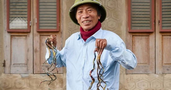 Người đàn ông ở Ninh Bình lập kỷ lục Guinness với bộ móng tay dài gần 6m