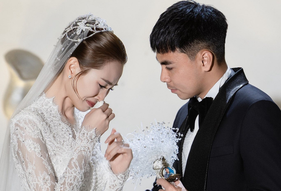 Chia sẻ xúc động của MC Huyền Trang Mù Tạt sau đám cưới với cầu thủ Đức Huy: 'Cảm ơn vì đã cùng khóc, cùng cười'