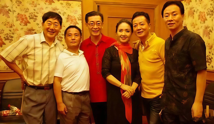 Lý Kiến Thành (ngoài cùng bên trái) trong lần hội ngộ dàn diễn viên