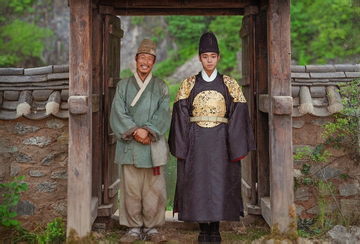 Dưới Bóng Điện Hạ: Phim điện ảnh Top 1 doanh thu mọi thời đại tại Hàn Quốc chuẩn bị đổ bộ rạp Việt