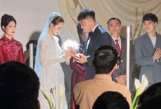 Hành động bất ngờ của Văn Toàn trong đám cưới MC Mù Tạt