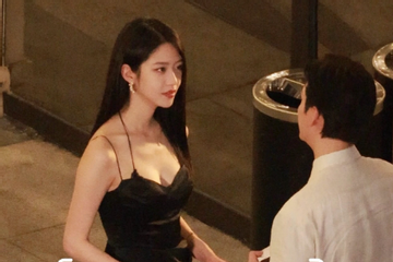 Hướng Hàm Chi thả dáng trên đường khiến cả triệu người mê đắm