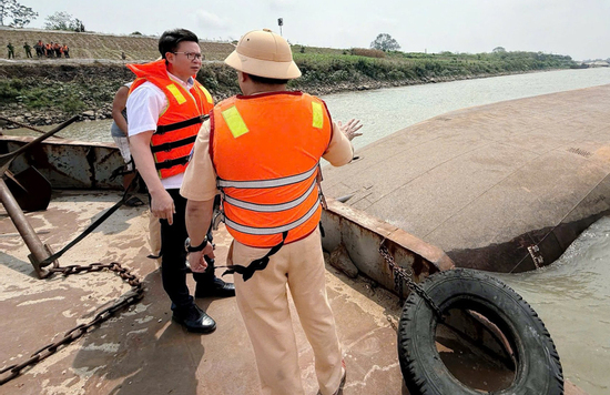 Khoảnh khắc tàu chở hàng ở Phú Thọ lật úp khiến 2 người chết và mất tích