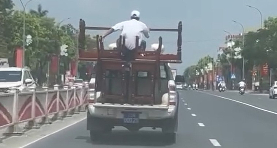 Lý do tài xế ô tô bán tải biển xanh chở người trên thùng xe để giữ bàn, ghế
