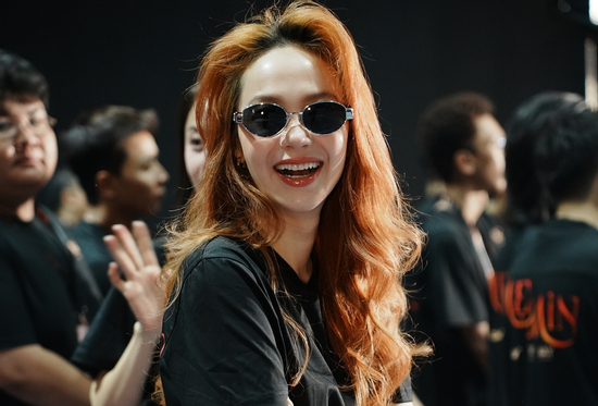 Minh Hằng thu hút sự chú ý