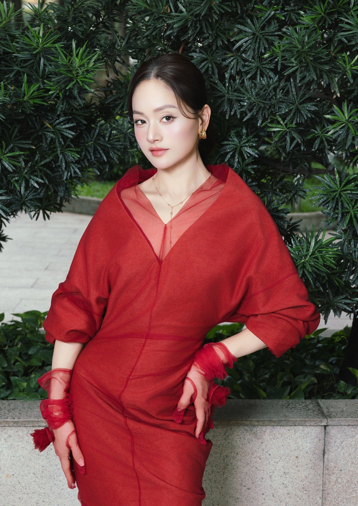 Diễn viên Lan Phương sở hữu học vấn ấn tượng, thành thạo 4 ngoại ngữ.