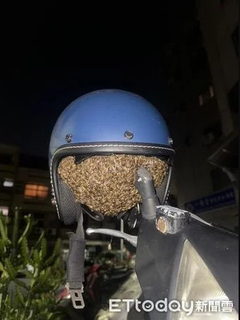 Treo mũ bảo hiểm qua đêm, người phụ nữ