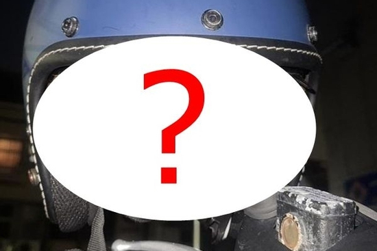 Treo mũ bảo hiểm qua đêm, người phụ nữ 'lạnh sống lưng' khi phát hiện thứ động đậy bên trong