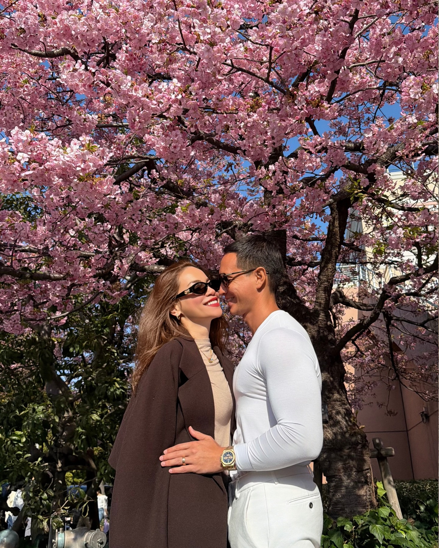 Bắt gặp khoảnh khắc đáng yêu của cặp song sinh nhà Hồ Ngọc Hà trên đường phố Nhật Bản - Ảnh 4.