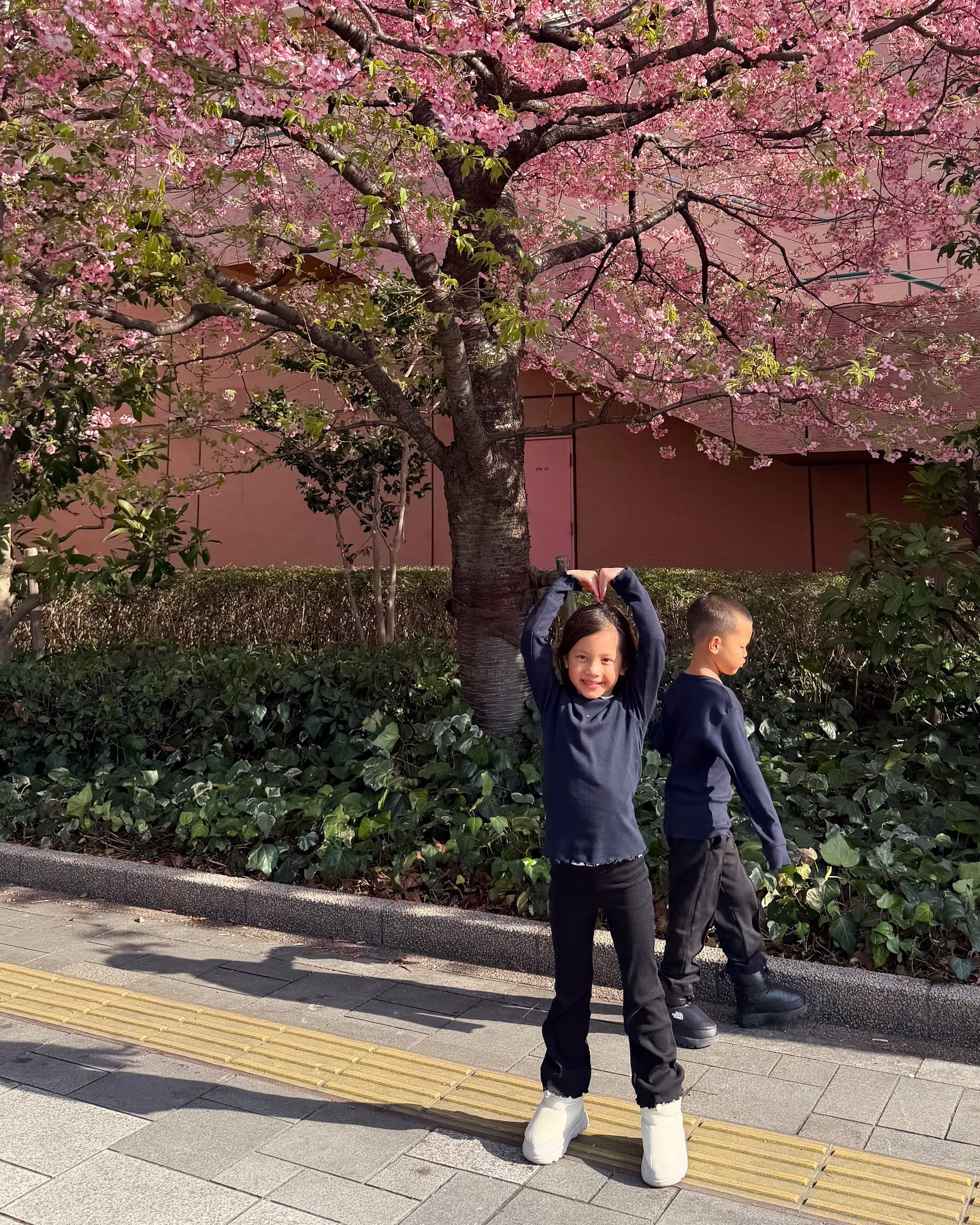 Bắt gặp khoảnh khắc đáng yêu của cặp song sinh nhà Hồ Ngọc Hà trên đường phố Nhật Bản - Ảnh 2.