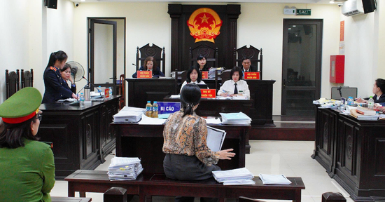 Bị cáo buộc thu vượt hơn 1 tỷ đồng tiền dạy thêm, cựu hiệu trưởng bật khóc tại tòa