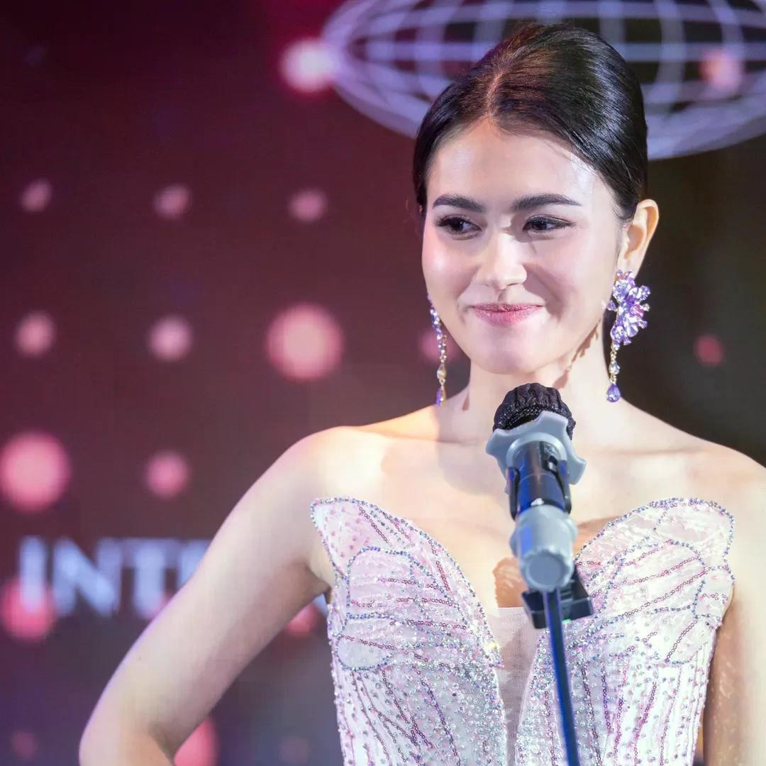 Cô gái 24 tuổi đăng quang Hoa hậu Quốc tế Hong Kong插图1 609025206-18556523815031055-6530044470029962464-n.jpg