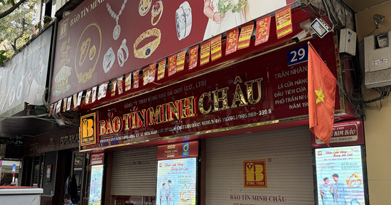 Công an xuất hiện tại cửa hàng vàng Bảo Tín Minh Châu ở Hà Nội