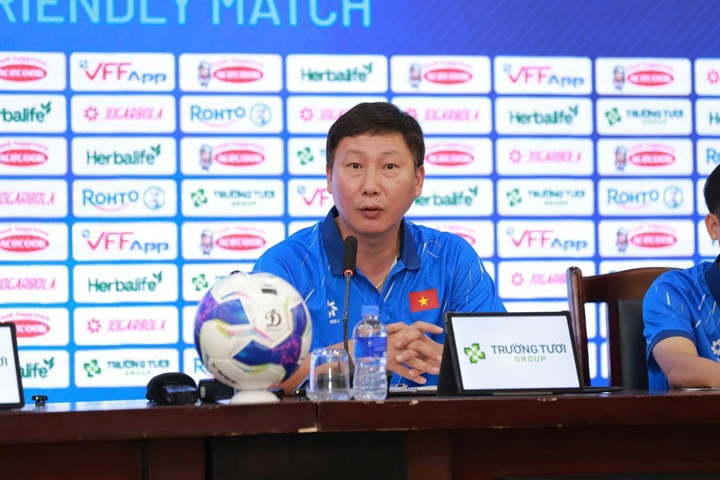 Huấn luyện viên Kim Sang-sik