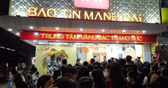 Khách ùn ùn xếp hàng dài đợi nhận vàng Bảo Tín Mạnh Hải dù tối muộn