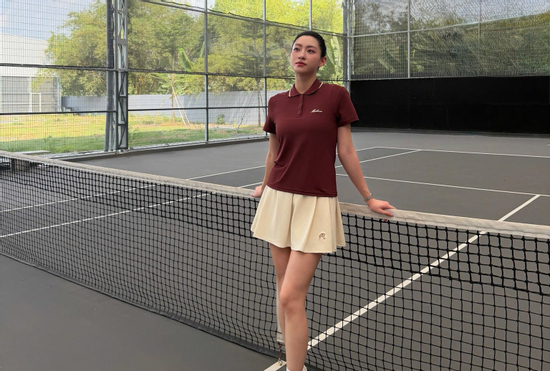 Lương Thùy Linh visual sáng bừng trên sân tennis, đôi chân dài 1m22 'trứ danh' chiếm sóng