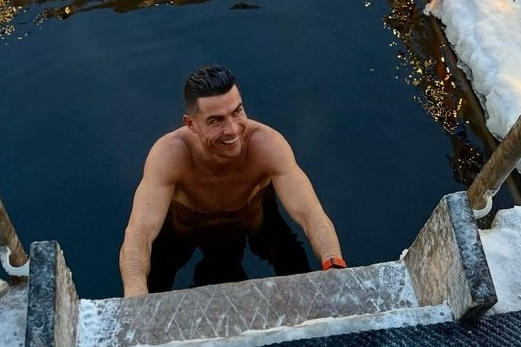 Ronaldo làm gì khi bị loại khỏi tuyển Bồ Đào Nha?