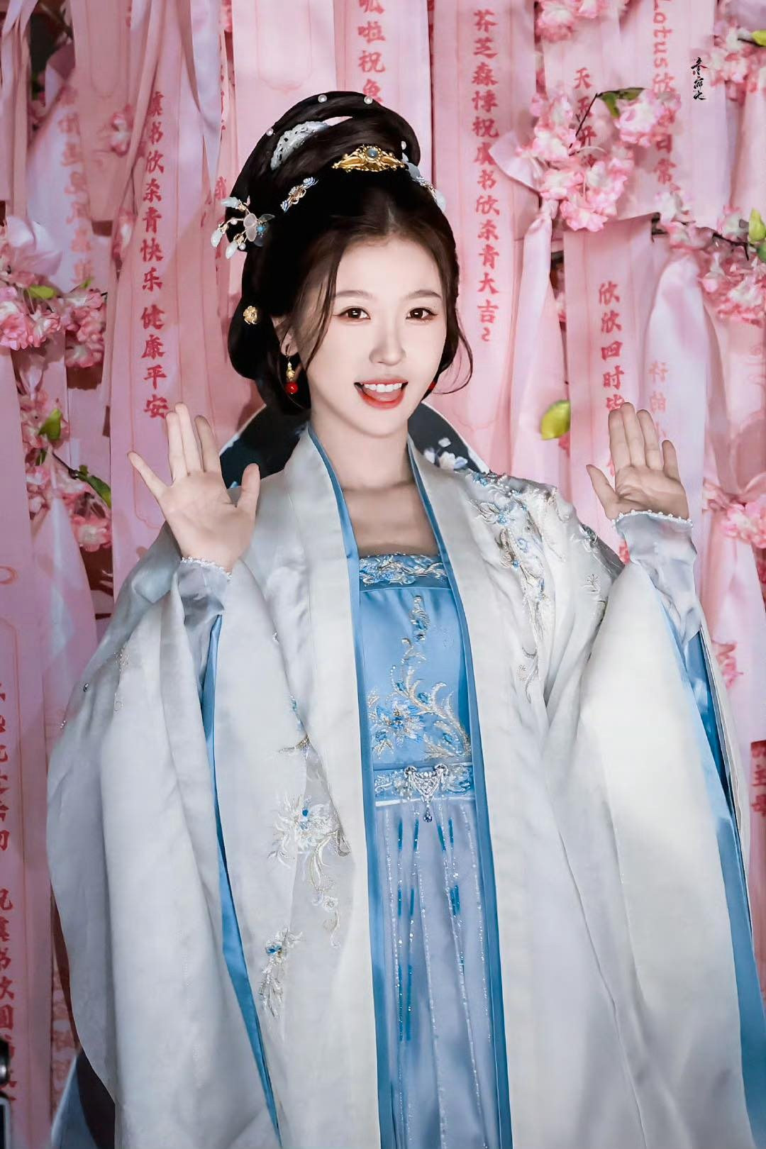 Tạo hình cổ trang mới đây của Ngu Thư Hân nhanh chóng 'ghi điểm' - Ảnh 1