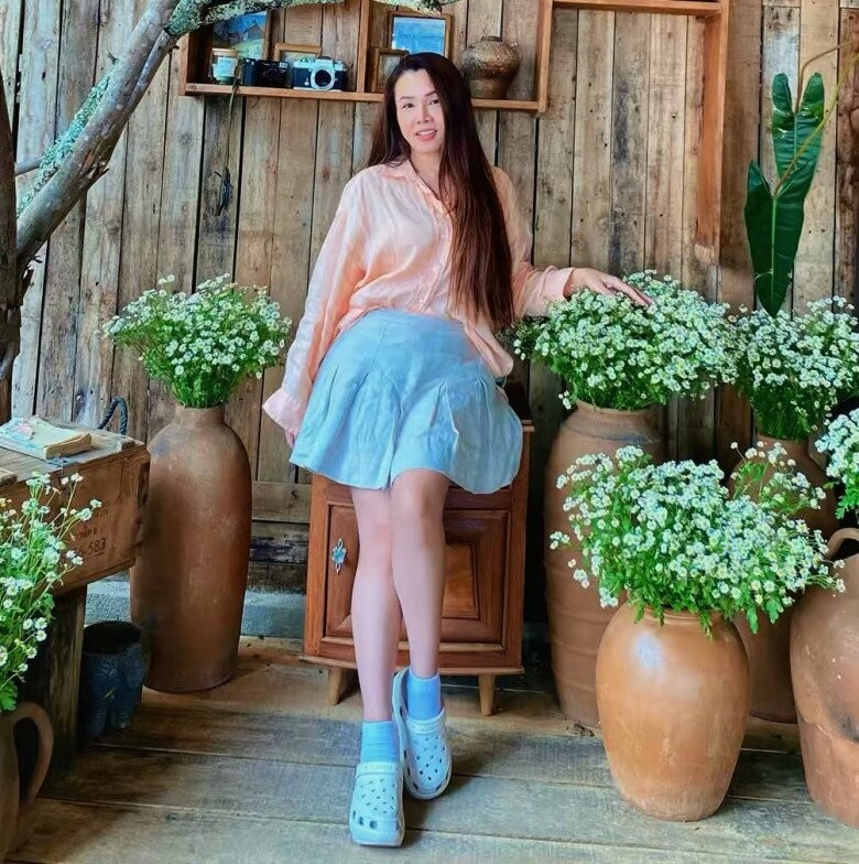 Bà nội U60 đi với con trai toàn bị